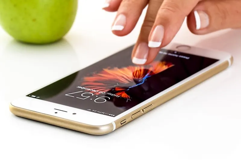 BlockSpins Casinos mobiloplevelse på smartphone i naturligt lys