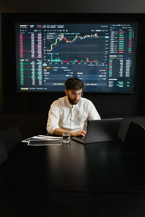 Investorer overvåger en kryptovaluta-handelsplatform med henblik på at vurdere afkast fra staking