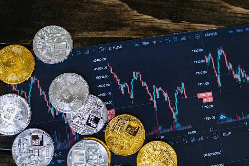 Flere forskellige kryptovalutaer med handelsgrafer, herunder Ethereum og Bitcoin