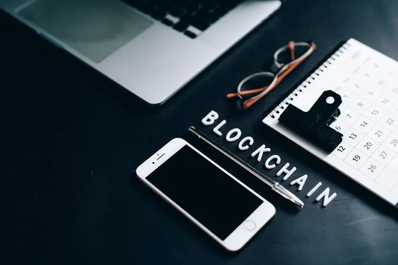 Blockchain-teknologi koncept med bærbar computer og smartphone